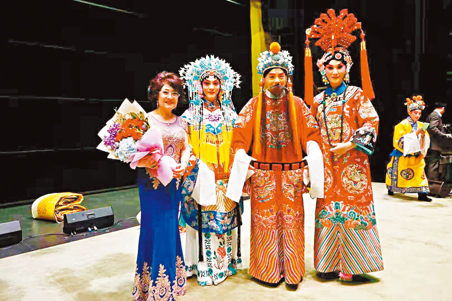 ●張宇（右二）在香港演出京劇《大登殿》時飾演薛平貴，謝幕時與演員及嘉賓合影。
