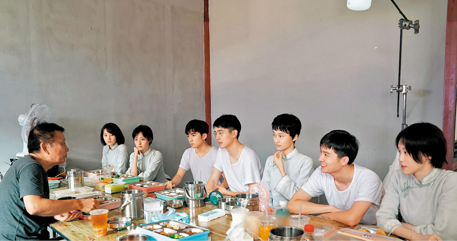 ●年輕演員們聚在一起認真地聽黃導演講戲。