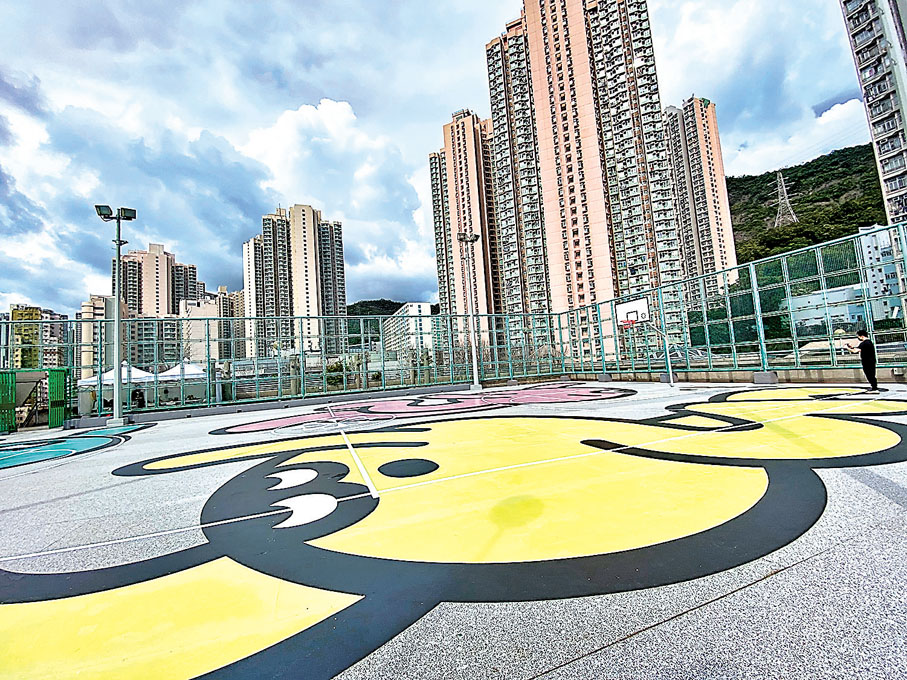 用回收運動鞋的再生材料鋪設而成的籃球場。  香港文匯報記者郭正謙  攝