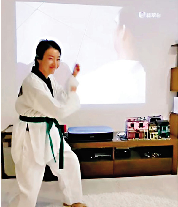 ●張新悅穿上柔道服於熒光幕前作出柔道甫士。