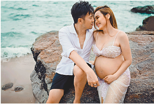 ● 楊洛婷與老公Tim拍攝寫真，以慶祝二人相愛15周年紀念。