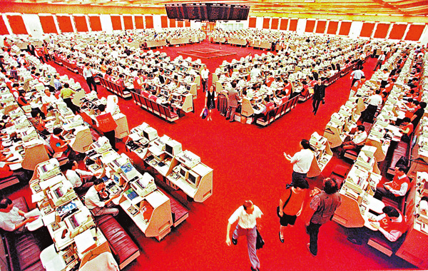 ● 1997年亞洲金融風暴爆發，中央及時伸出援手。圖為當時經歷金融風暴的香港聯交所。 資料圖片