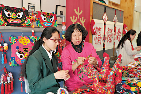 ●陳秀萍傳授手工布藝技法。受訪者供圖