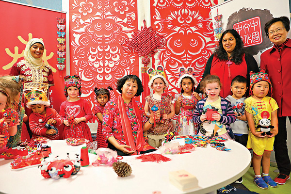 ●陳秀萍（中）在新西蘭幼兒園交流，中國傳統手工布藝備受小朋友喜愛。受訪者供圖