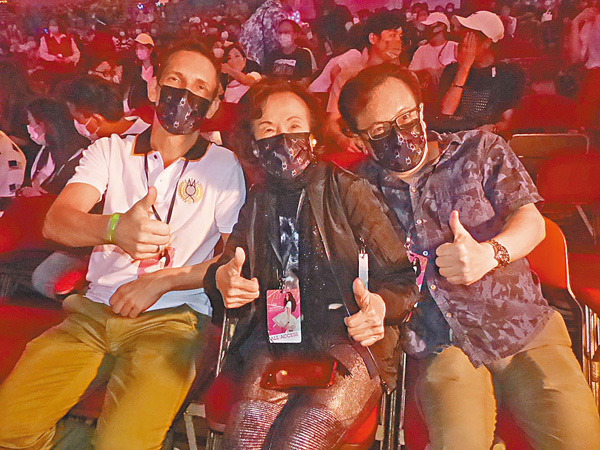 ●左起：莫文蔚的老公、媽媽和胞兄前來捧場。