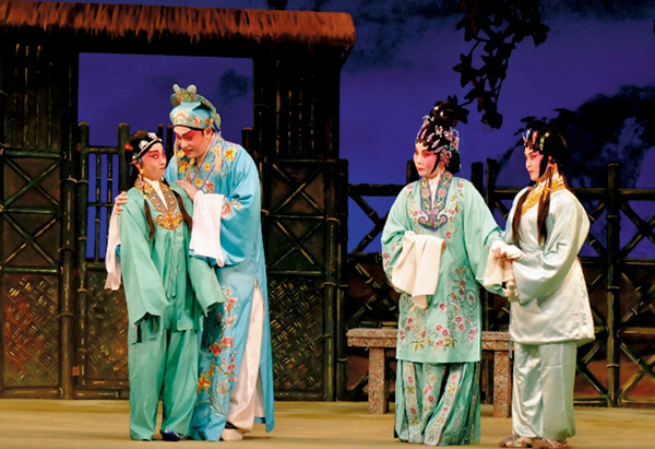 ●陳銘英、譚穎倫、吳敏婷及吳倩衡演沈三白一家四口。