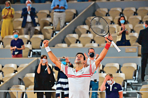 ●成功在紅土場擊敗拿度，祖高域仰天慶祝。 法新社