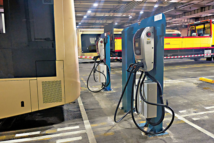 ● 九巴荔枝角車廠設有四台充電器。香港文匯報記者 攝