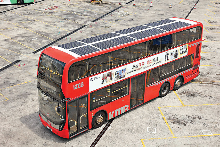 ● 第三代太陽能裝置巴士採用約2毫米的超薄太陽能薄膜供電。 九巴供圖
