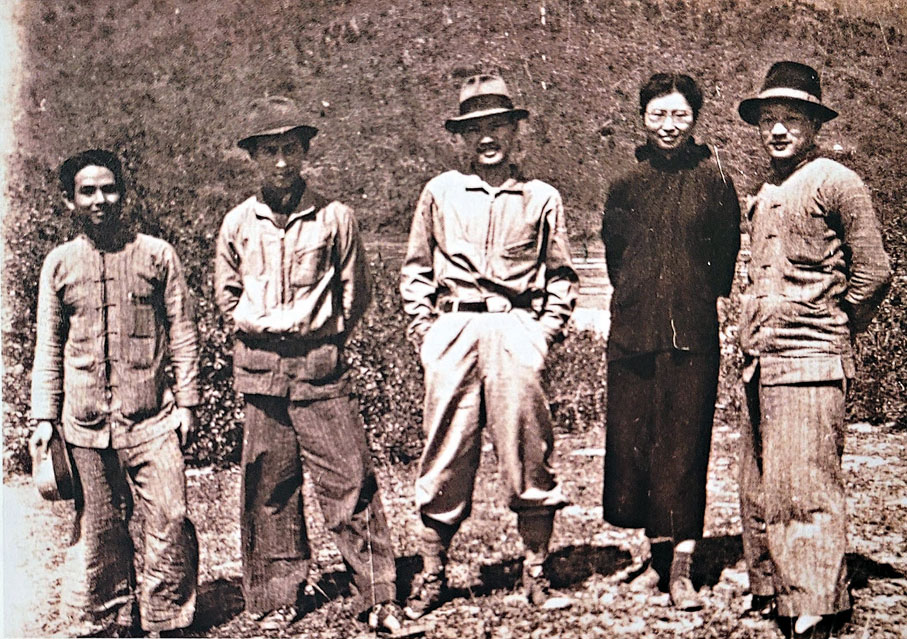 ●1944年3月，美軍飛虎隊中尉克爾為東江縱隊司令員曾生等人拍攝合照。左起：黃作梅、周伯明、曾生、林展、饒彰風。  香港文匯報記者  翻攝