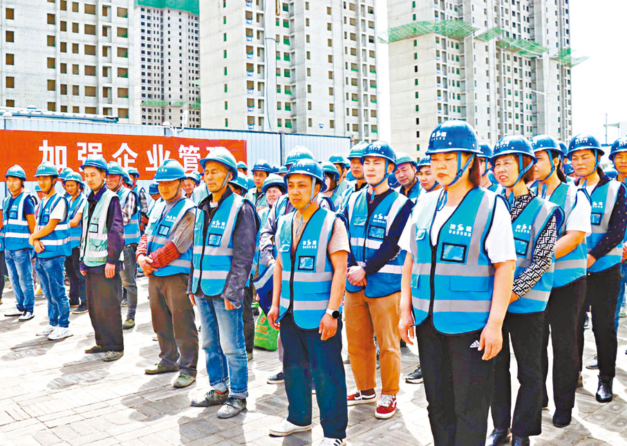 ● 陝西從事建築業國企探索勞務產業轉型升級，成立勞務公司統一調配安排，並為農民工進行班前培訓及實名制登記。受訪者供圖