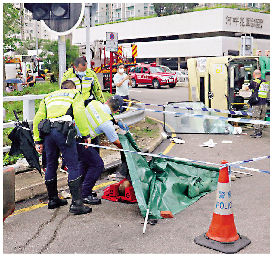 ● 小巴司機被救出後證實當場死亡。香港文匯報記者 攝