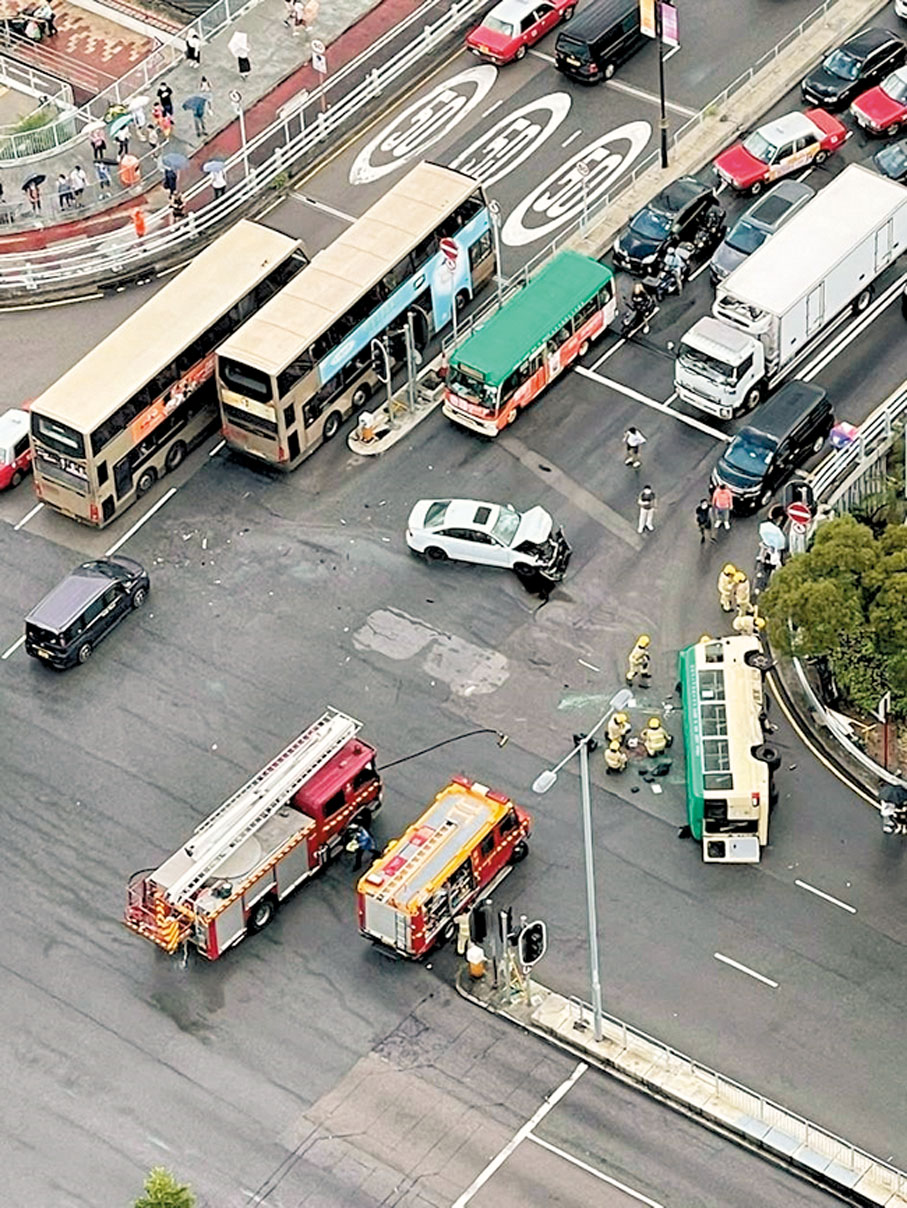 ●專線小巴在十字路口遭白色私家車撞翻後，消防員到場拯救傷者。 網上圖片
