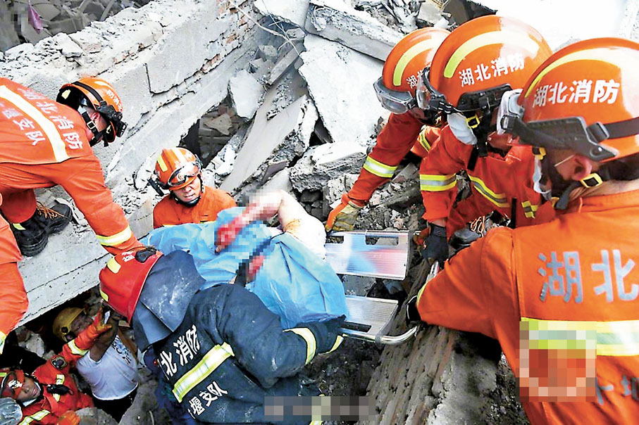 6月13日，消防救援人員在現場救援。 網上圖片