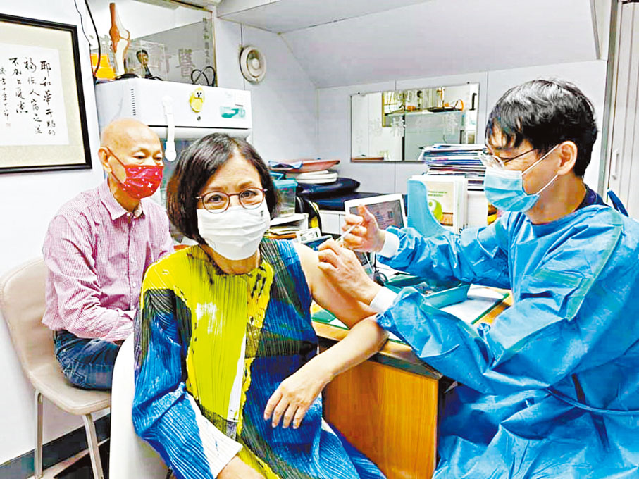 ●汪明荃接種首針新冠疫苗。