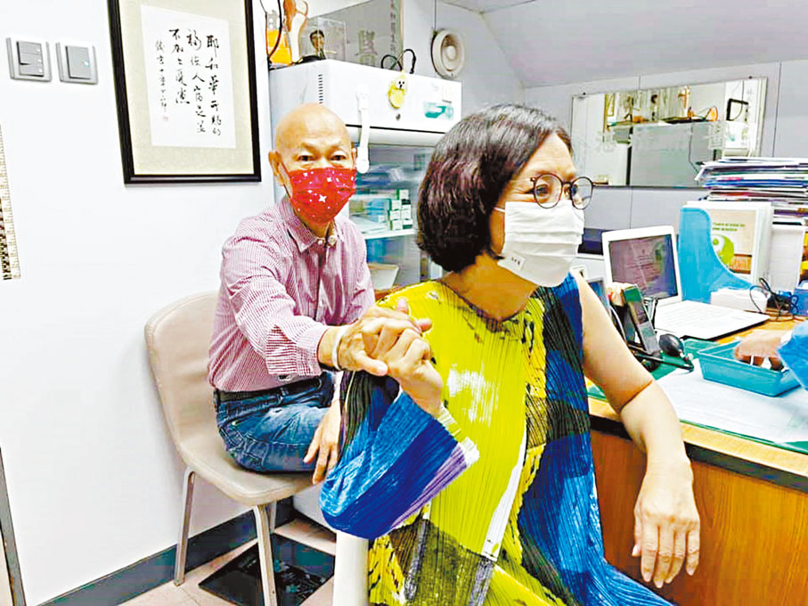 ●羅家英陪伴並拖手給予太太支持。