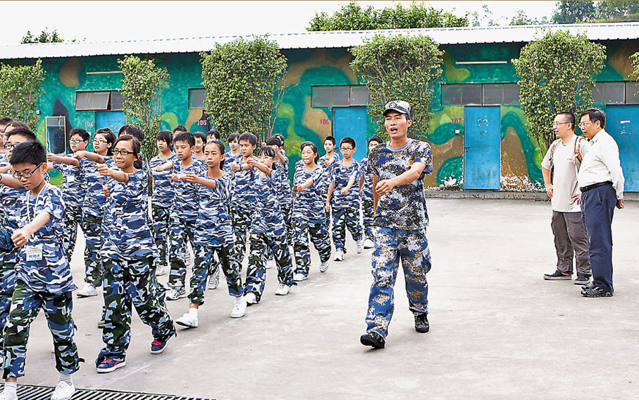 ●2011年，天水圍香島中學中一學生於深圳黃埔青少年軍校深圳分校進行軍訓。 受訪者供圖
