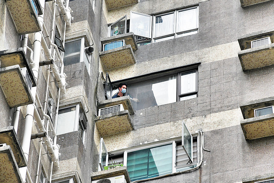 ●探員在涉案單位窗口處調查，懷疑男死者由該處拆除窗花後跳下。