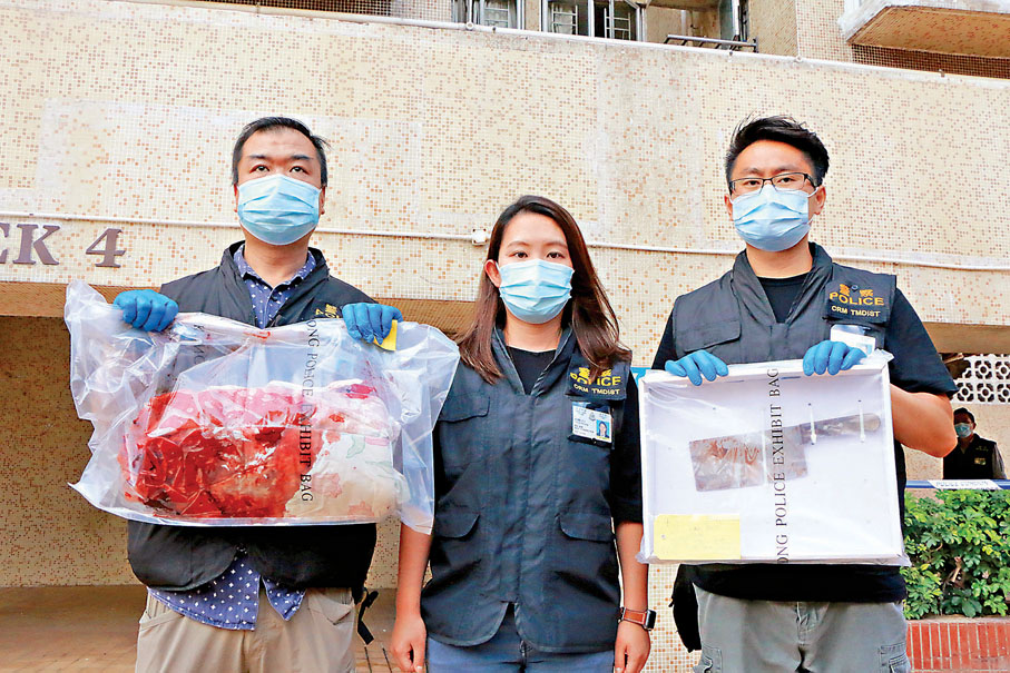 ●警方檢走涉案菜刀及染血床單等證物。香港文匯報記者 攝