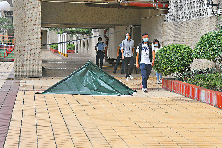 ●男死者涉嫌殺妻後跳樓飛墮平台當場斃命。