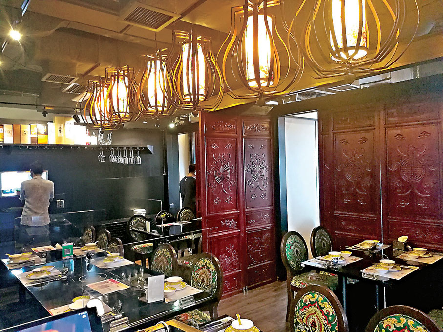 ●胡爐火鍋環境極富古色古香感覺