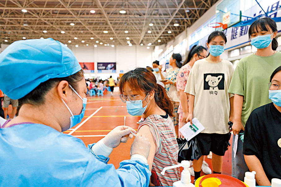 ● 全球多地報告顯示，接種新冠疫苗有效對抗變種病毒。圖為安徽某大學師生在校園內接種疫苗。 中通社