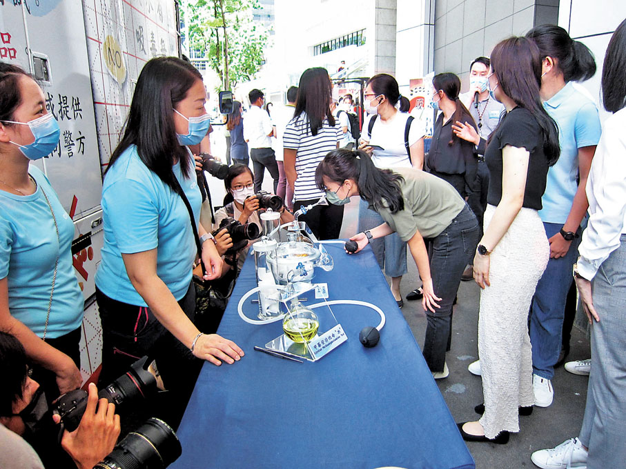 ●禁毒推廣車讓市民「試聞」仿真毒品氣味。有人試聞可卡因覺得像「廁所臭味」。香港文匯報記者 攝