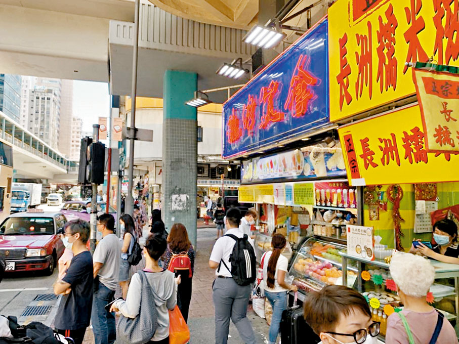 ●龍津老闆稱，現時經濟轉差，小食店生意「只係得咁多」，業主減租也無用，如加租只會選擇結業走人。資料圖片