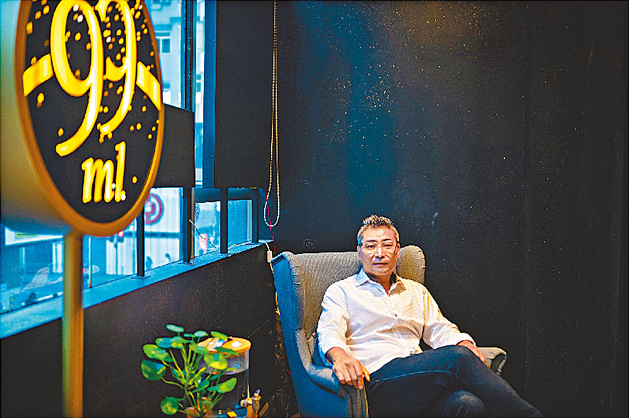 ●尖沙咀99ml香水店老闆梁家傑認為，即使恢復通關，奢侈品行業的生意也會有一段「冷靜期」。資料圖片