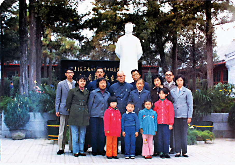 ●1983年在北京李大釗烈士陵園拍攝的全家福。後排左二為李宏塔。 受訪者供圖