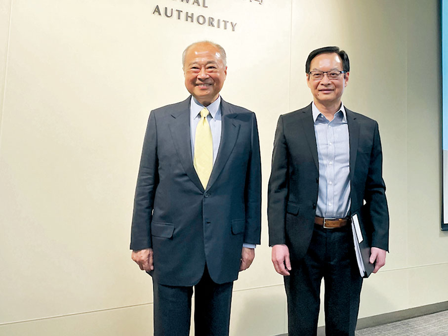 周松崗(左)及韋志成(右)。市建局5年計劃中包括兩個首置項目，即煥然懿居二期及大坑西新邨重建項目。