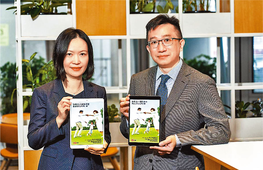 ●盧德芳(右)稱，年滿65歲或符合提早退休條件的該行強積金成員，可申請每月定期收取指定金額。左為沈昱。