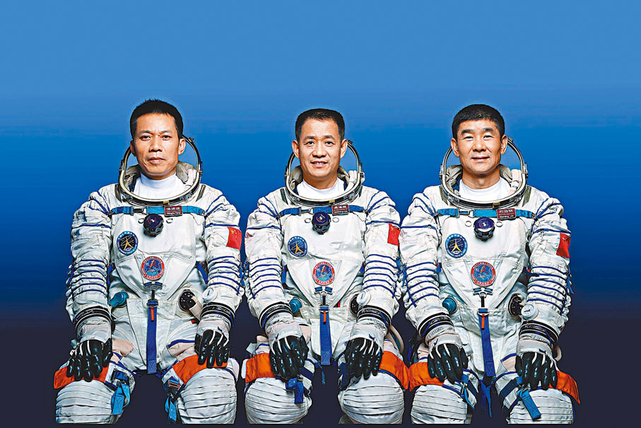 ● 神舟十二號載人飛行任務由航天員聶海勝（中）、劉伯明（右）和湯洪波三人組成。     新華社