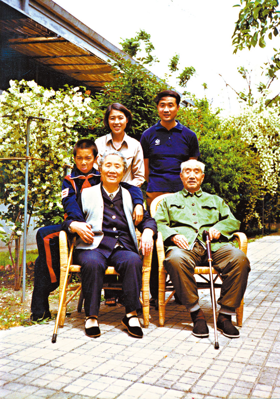 ●徐向前夫婦（前排）與徐小巖一家三口。 受訪者供圖