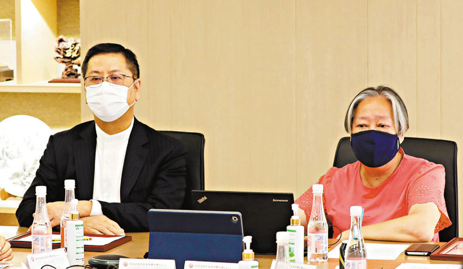 黃俊康（左）、尹小平（右）講述了父輩在香港淪陷時期守護家園、英勇抗擊日寇的歷史事跡。 香港文匯報記者  攝