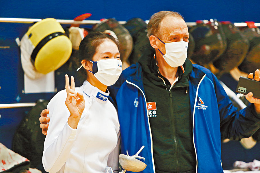 ●江旻憓（左）感激教練Tavi栽培。  香港文匯報記者郭正謙 攝