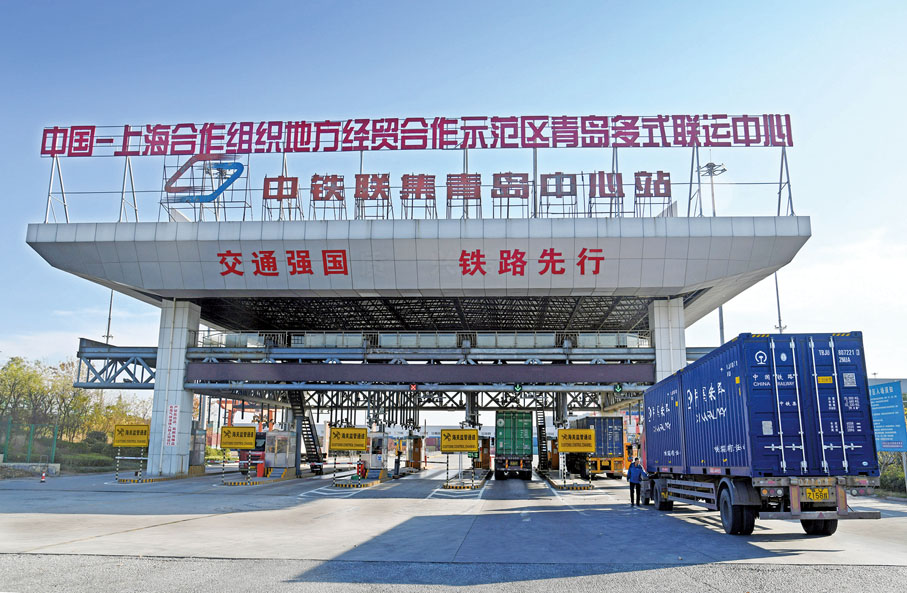 ● 運送集裝箱的貨車準備進入中國—上合組織地方經貿合作示範區青島多式聯運中心 。 新華社 