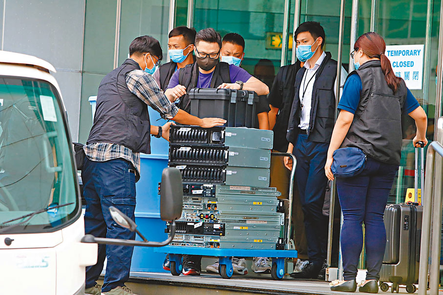 ● 國安警將在蘋果大樓內檢獲的資料包括38部電腦的硬碟拆走調查。  香港文匯報記者 攝