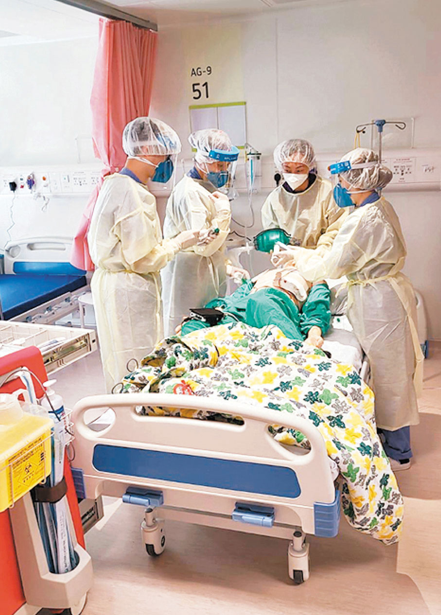 ●香港感染控制中心定期舉行訓練，包括處理病情轉差的確診病人。 醫管局供圖