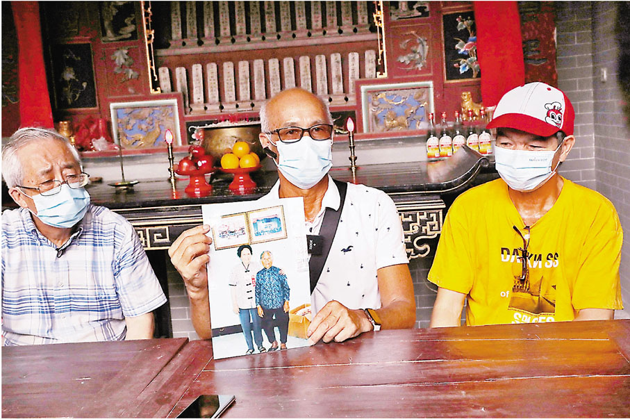 ●張木林（中）表示陳瑞於戰後曾經再次與張兆生妻子見面，兩人更一起合照，紀念救命之恩。 香港文匯報記者  攝