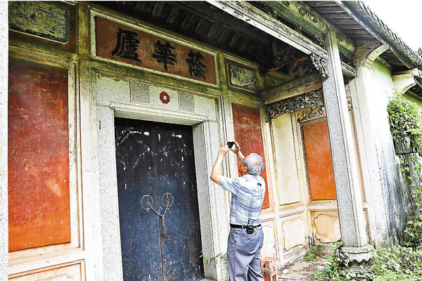 ●劉蜀永建議有關當局可考慮將潘屋改建作元朗抗戰歷史博物館，好好活化這項一級歷史建築。 香港文匯報記者  攝