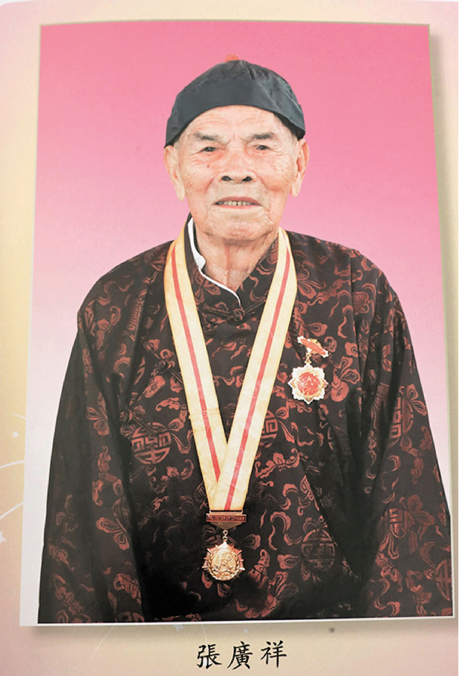 ●現年98歲的山下村族長張廣祥，抗戰期間曾加入港九大隊元朗中隊。 香港文匯報記者  攝