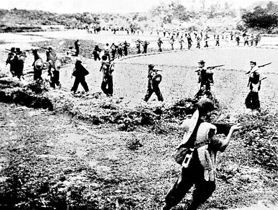 ●在行軍中的港九獨立大隊成員。