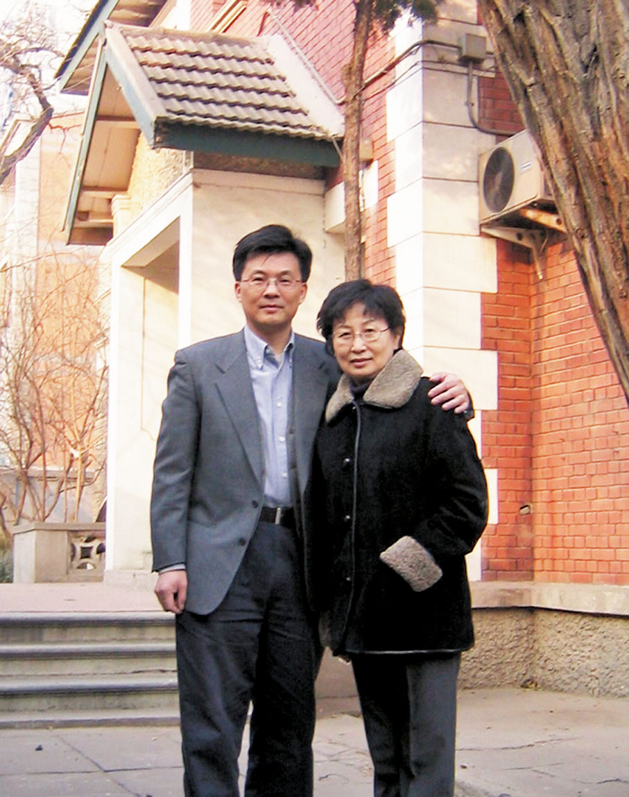 ●何冀平夫婦在北京「七君子」集會地合影。