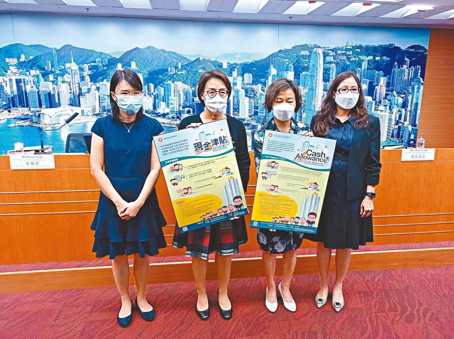 運輸及房屋局常任秘書長王天予(左二)昨日介紹「現金津貼試行計劃」的詳情。香港文匯報記者 攝