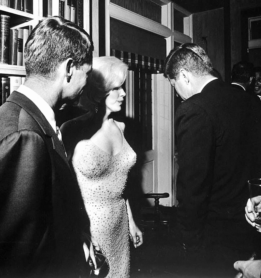 ●1962年5月19日晚，夢露在麥迪遜廣場為甘迺迪總統慶祝45歲生日派對演唱後，跟總統（右一）兄弟合照。 作者供圖