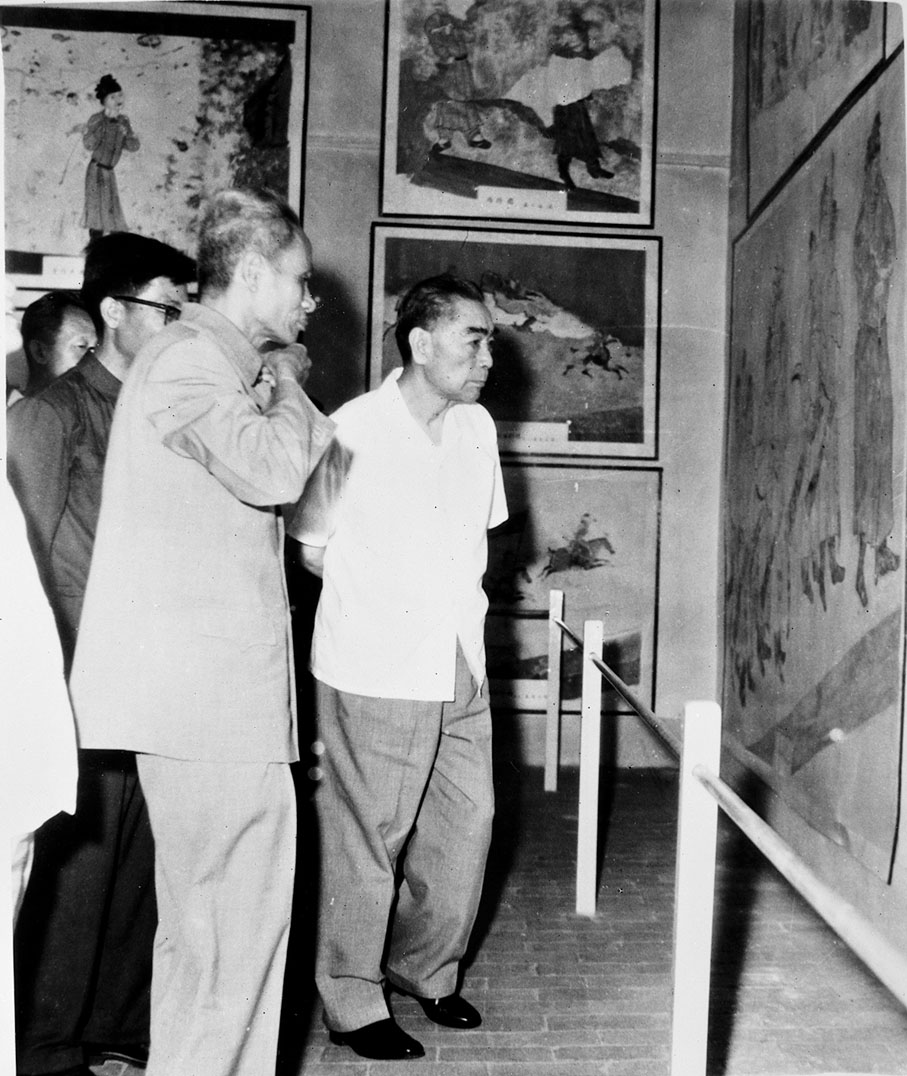 ●1973年周恩來總理陪同越南總理范文同參觀陝西歷史博物館。