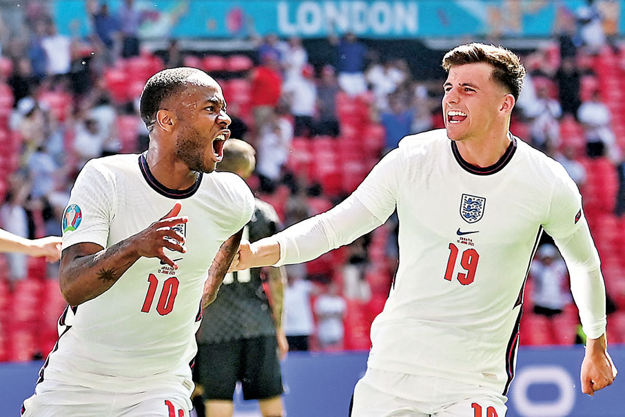 ●史達寧(左)和美臣蒙特在英格蘭的首輪比賽發揮不俗。  法新社