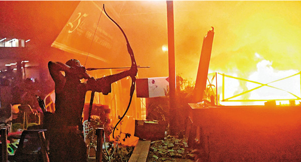 ●前年黑暴佔據理大與警方對峙期間，多次發射弓箭襲擊警員。 資料圖片