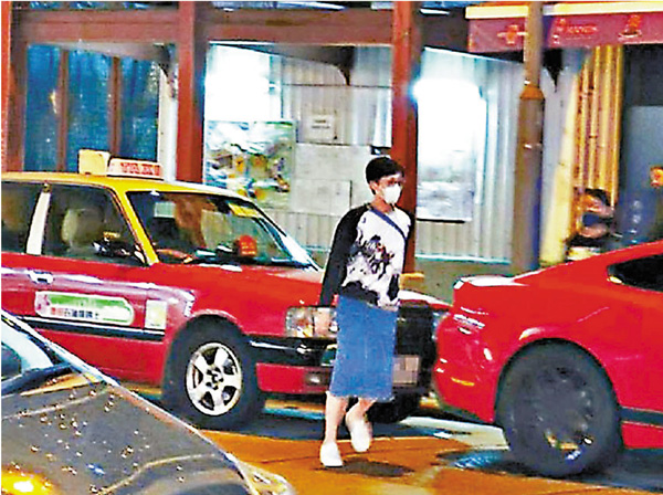 陳淑莊當晚被拍攝到離開酒吧。 資料圖片